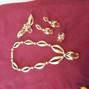 VINTAGE NECKLACE SET.
